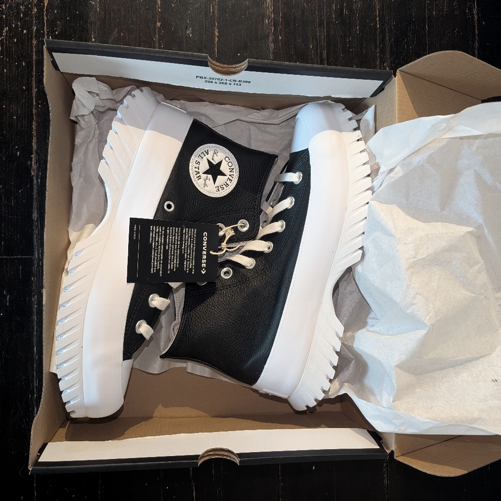 Converse Black and White Lugged 2.0 High Top Women's Shoes Size 8 NWT